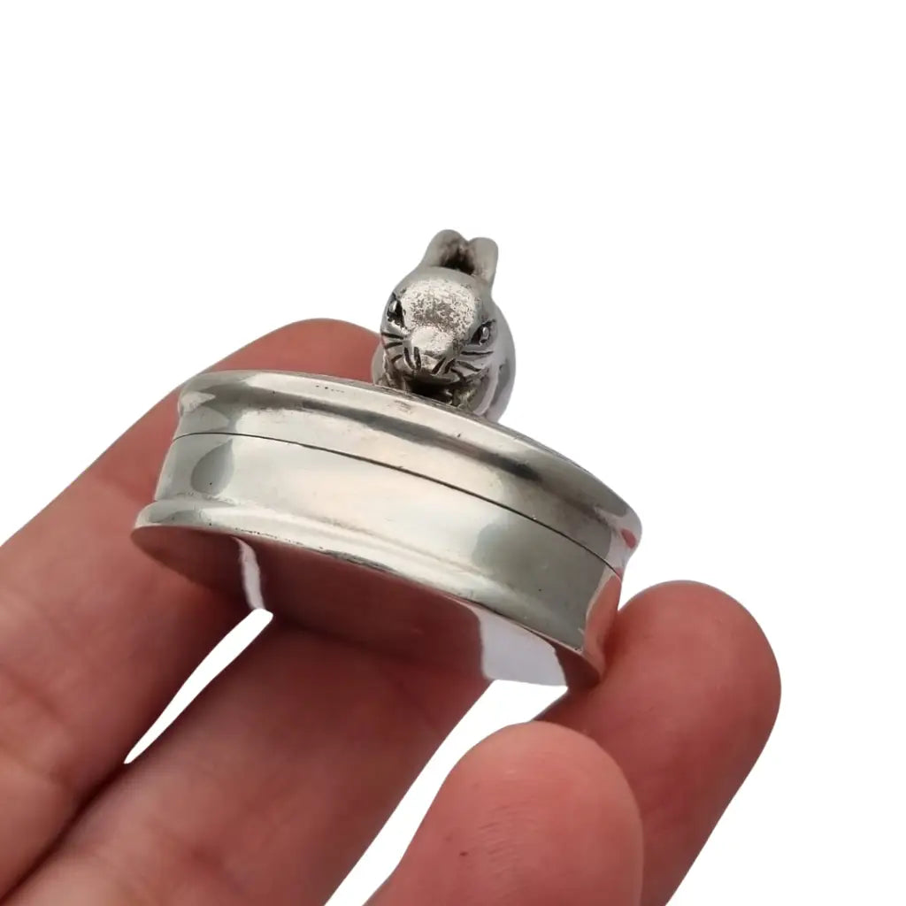 Caja de plata inglesa con figura conejo grabados florales y tapa abatible
