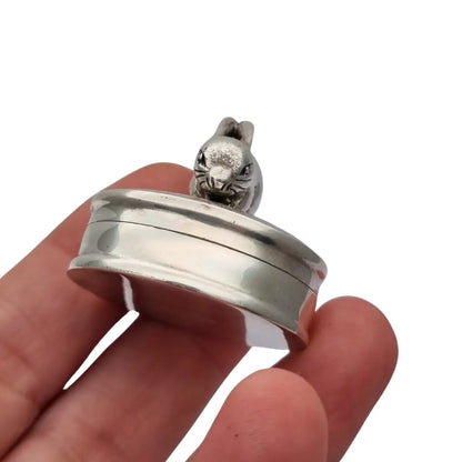 Caja de plata inglesa con figura conejo grabados florales y tapa abatible