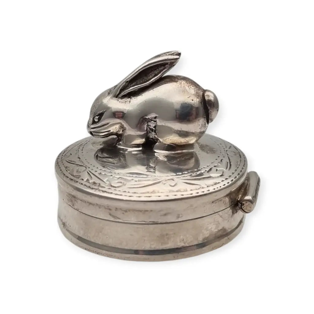 Caja de plata inglesa con figura conejo grabados florales y tapa abatible