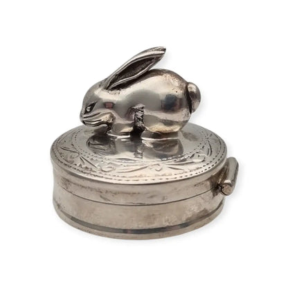 Caja de plata inglesa con figura conejo grabados florales y tapa abatible