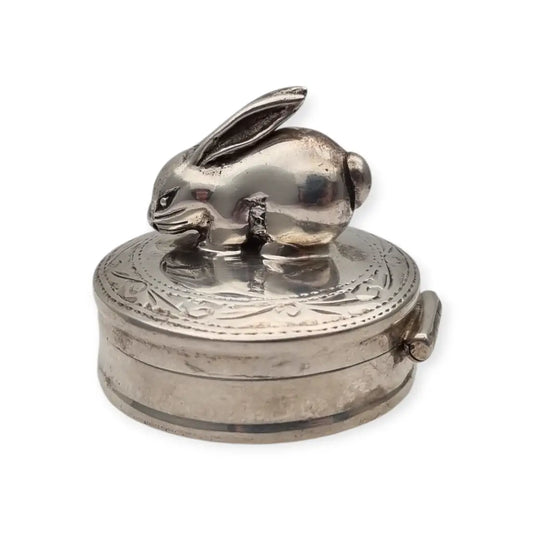 Caja de plata inglesa con figura conejo grabados florales y tapa abatible