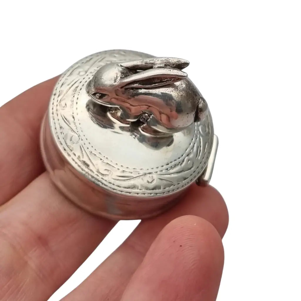 Caja de plata inglesa con figura conejo grabados florales y tapa abatible