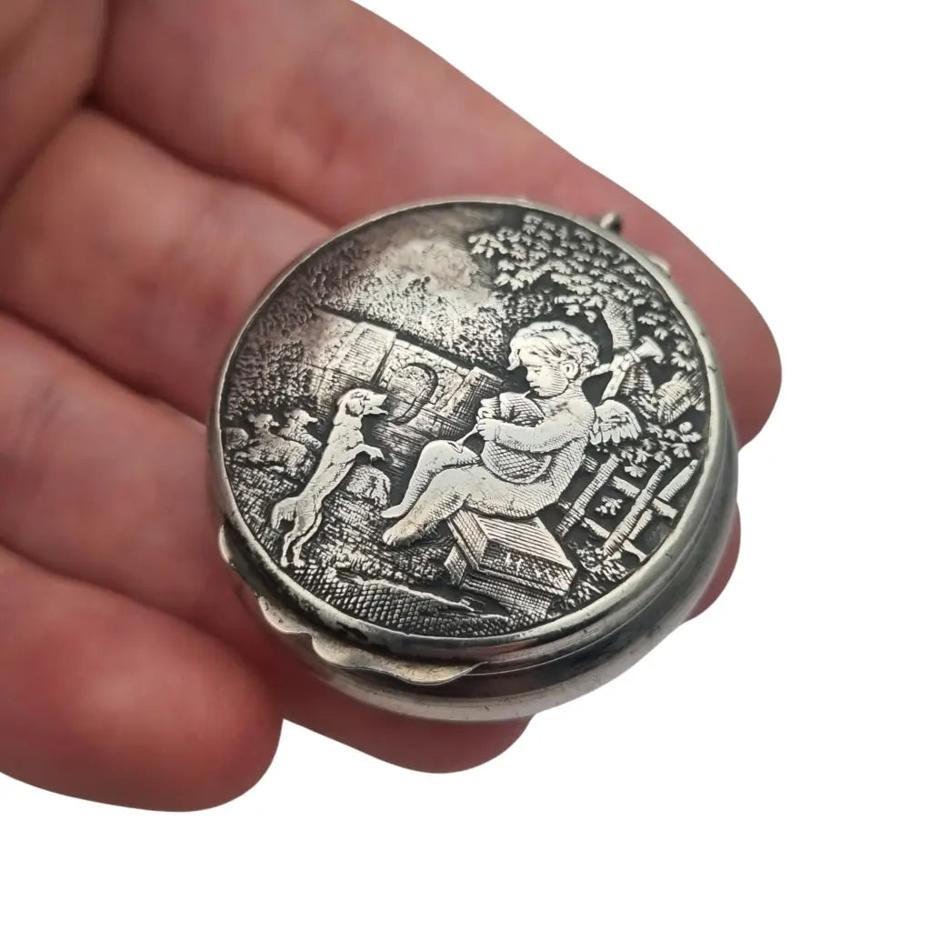 Caja Polvera redonda de plata romántica con una escena pastoral décadas