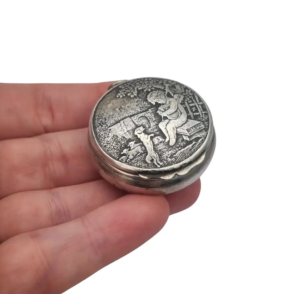Caja Polvera redonda de plata romántica con una escena pastoral décadas