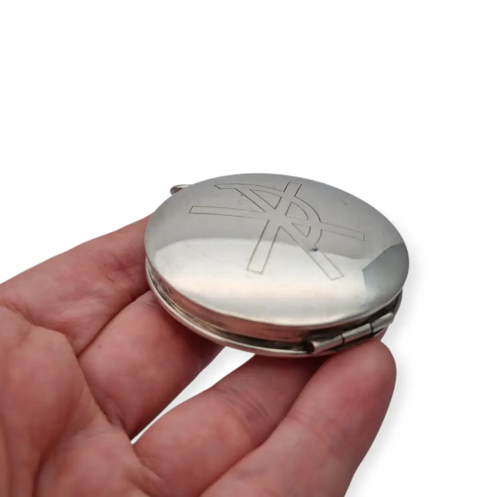 Caja porta viático antigua en plata 925 hostiario vintage con símbolo cristiano