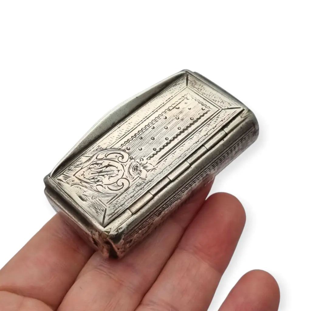 Caja de rapé antigua francesa en plata grabada con monograma y bisagra Circa