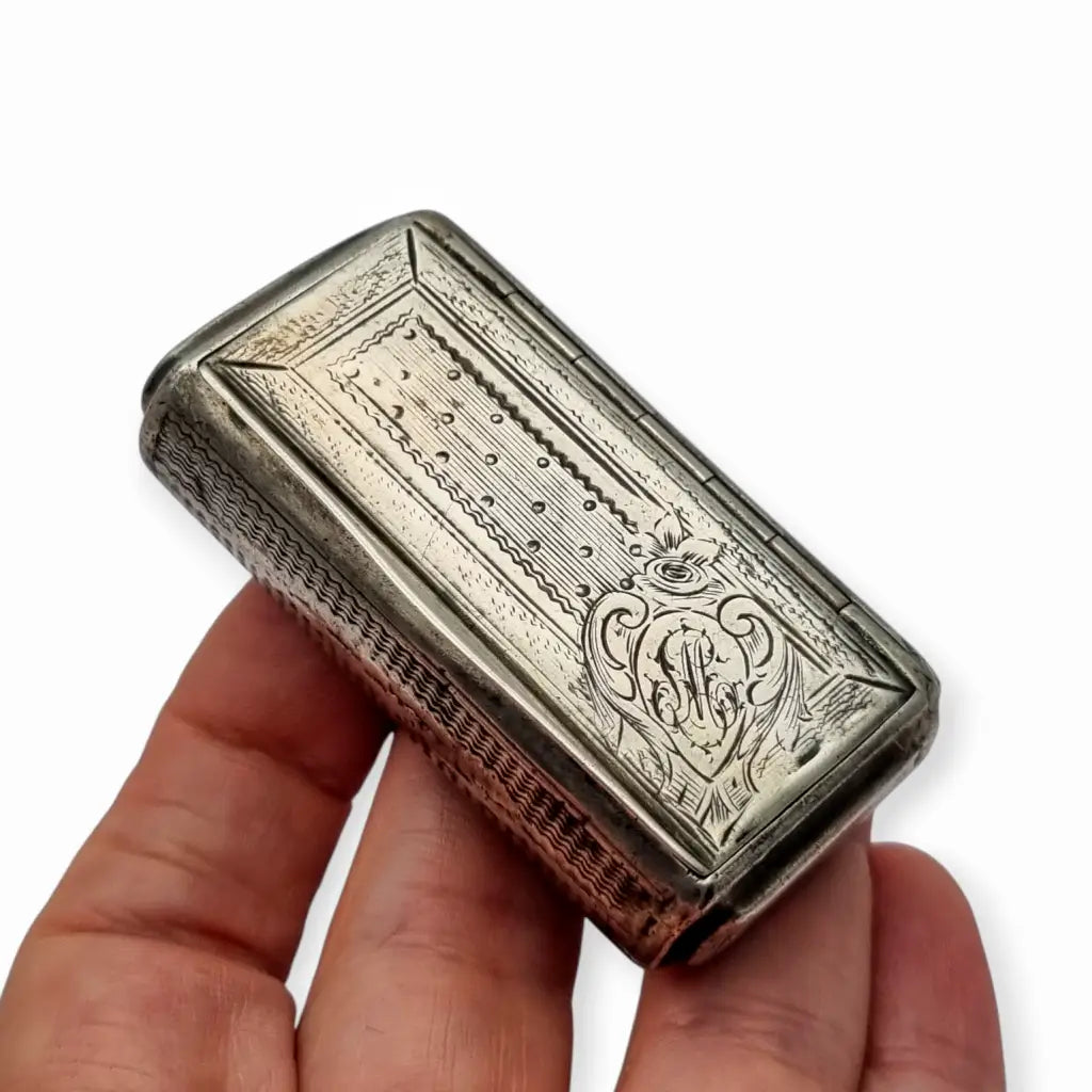 Caja de rapé antigua francesa en plata grabada con monograma y bisagra Circa