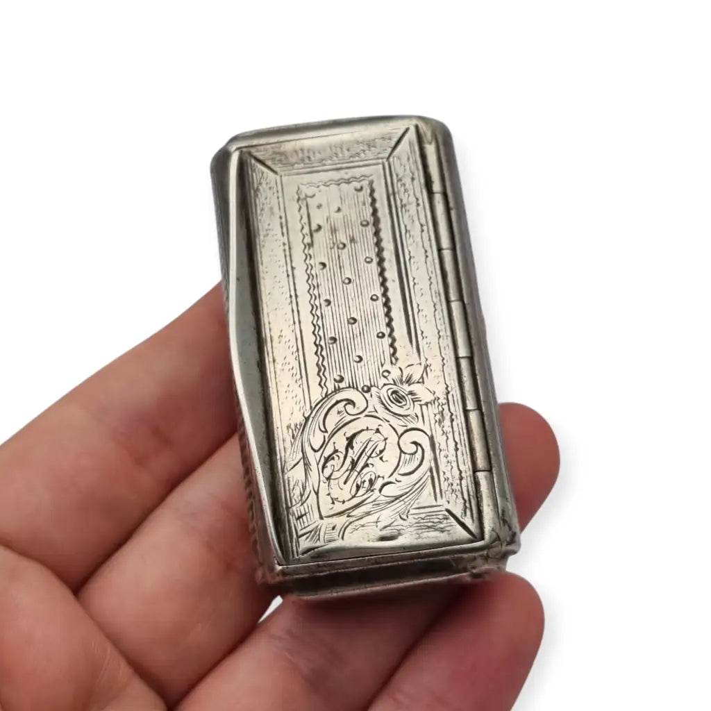 Caja de rapé antigua francesa en plata grabada con monograma y bisagra Circa