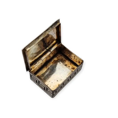 Caja rectangular antigua de plata 935 con corazones repujados y greca griega.