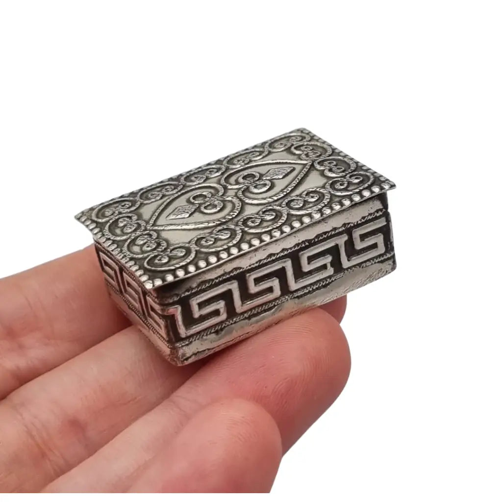 Caja rectangular antigua de plata 935 con corazones repujados y greca griega.