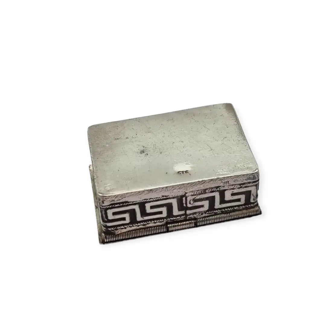 Caja rectangular antigua de plata 935 con corazones repujados y greca griega.
