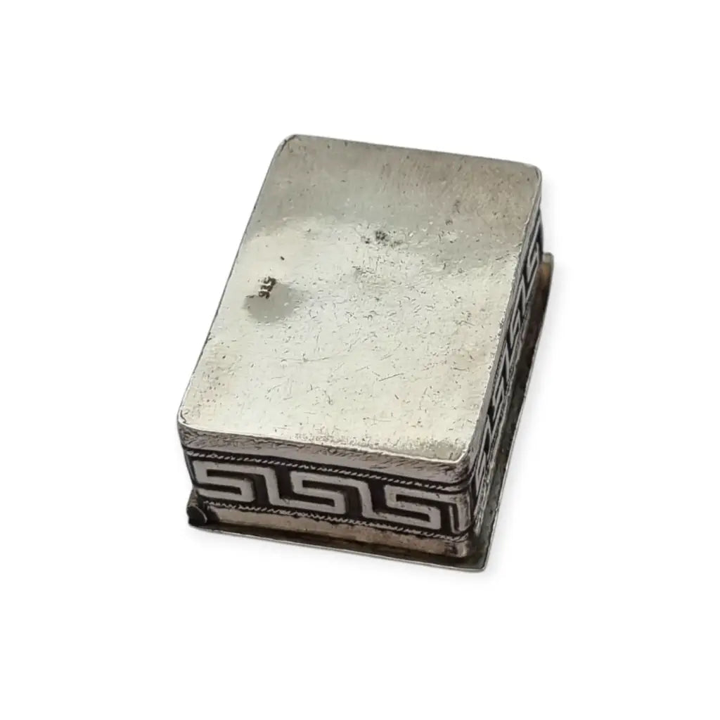Caja rectangular antigua de plata 935 con corazones repujados y greca griega.