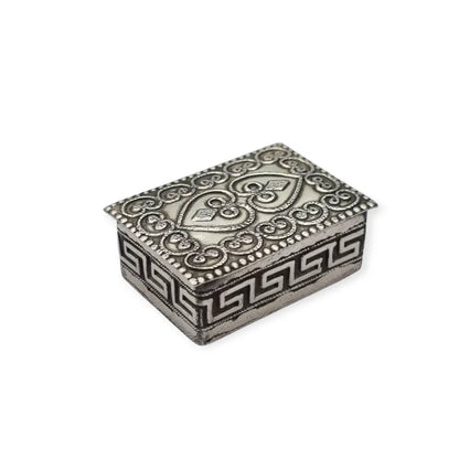 Caja rectangular antigua de plata 935 con corazones repujados y greca griega.