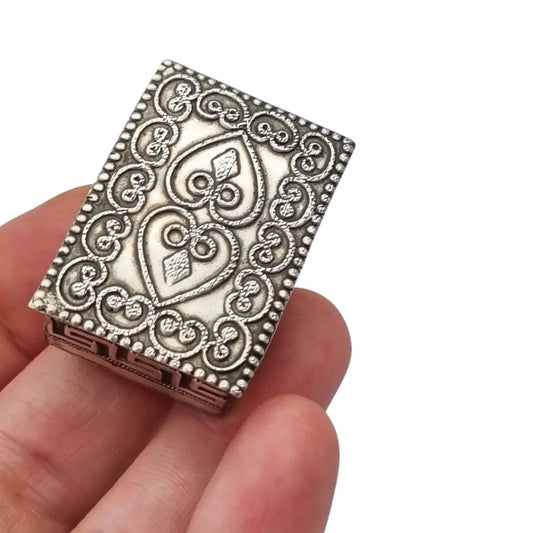 Caja rectangular antigua de plata 935 con corazones repujados y greca griega.