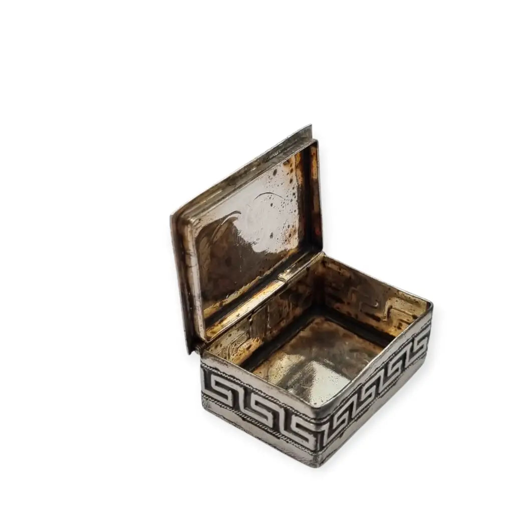 Caja rectangular antigua de plata 935 con corazones repujados y greca griega.