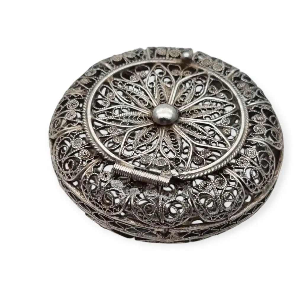 Caja redonda de filigrana plata con diseño floral calado sello