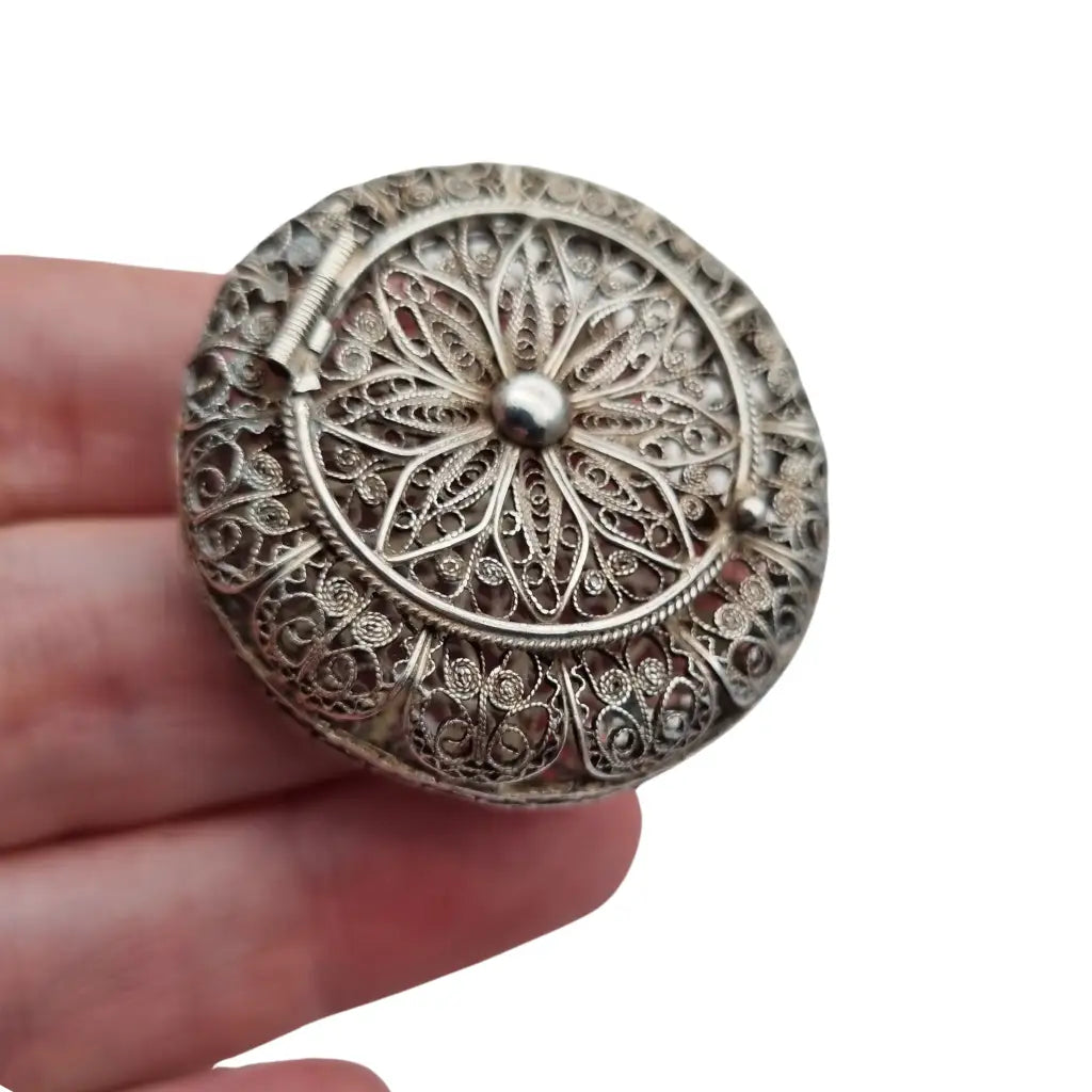 Caja redonda de filigrana plata con diseño floral calado sello