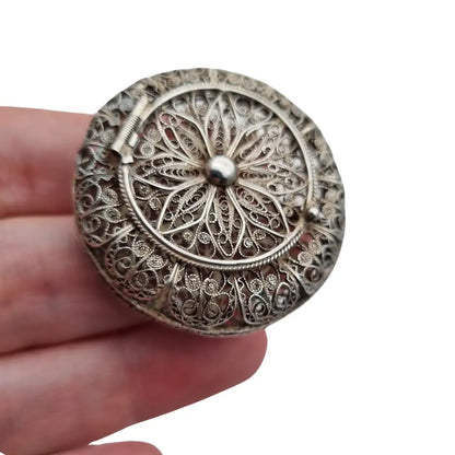 Caja redonda de filigrana plata con diseño floral calado sello