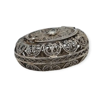 Caja redonda de filigrana plata con diseño floral calado sello