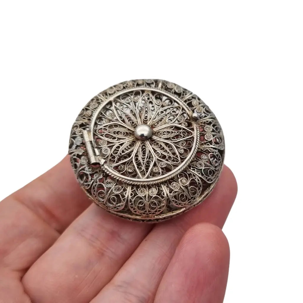 Caja redonda de filigrana plata con diseño floral calado sello