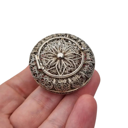 Caja redonda de filigrana plata con diseño floral calado sello