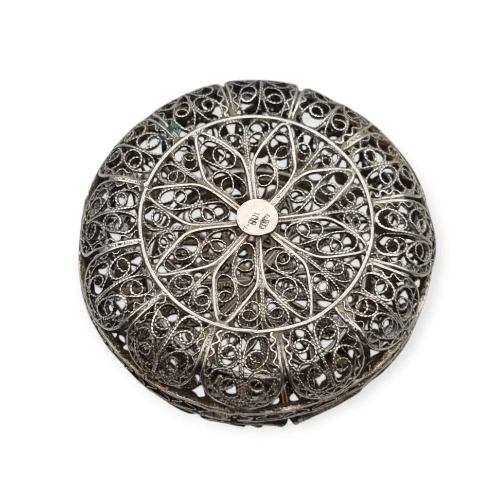 Caja redonda de filigrana plata con diseño floral calado sello