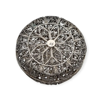 Caja redonda de filigrana plata con diseño floral calado sello
