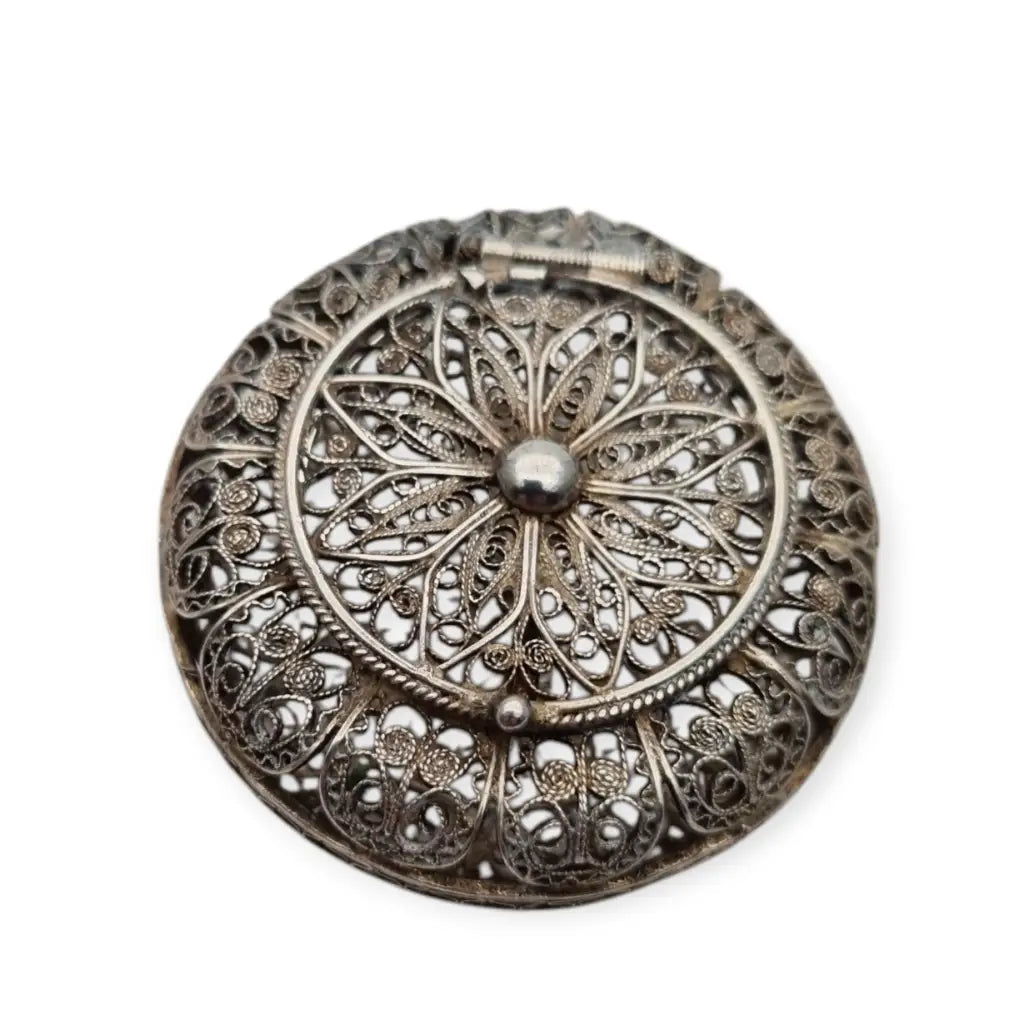 Caja redonda de filigrana plata con diseño floral calado sello