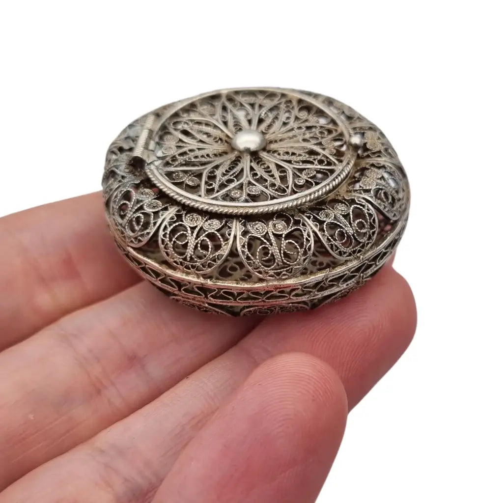 Caja redonda de filigrana plata con diseño floral calado sello