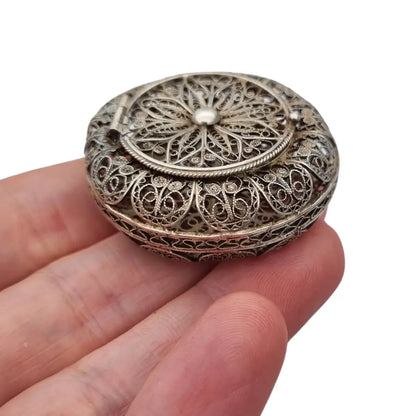 Caja redonda de filigrana plata con diseño floral calado sello