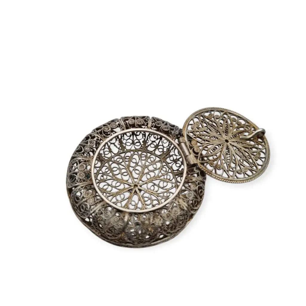 Caja redonda de filigrana plata con diseño floral calado sello