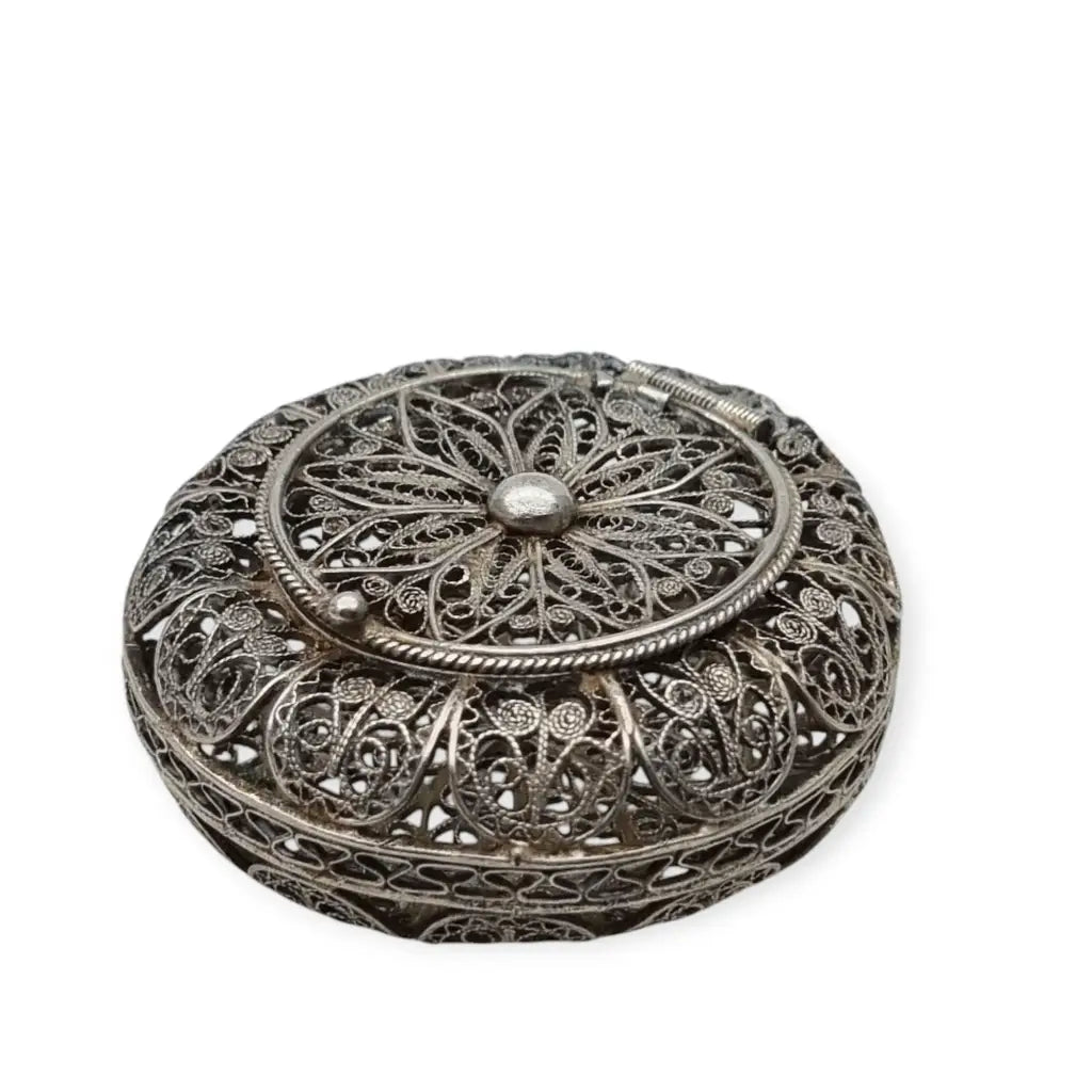 Caja redonda de filigrana plata con diseño floral calado sello