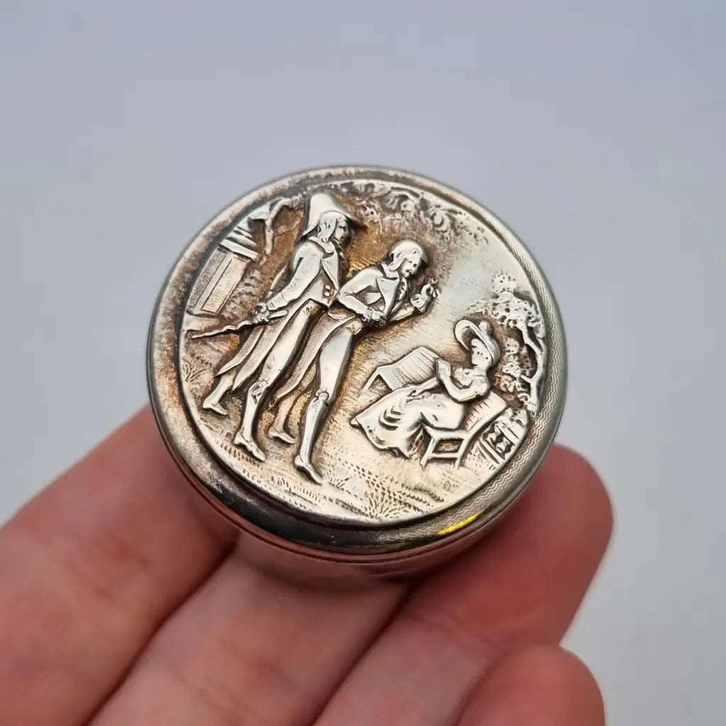 Caja romántica vintage de relieve neoclásico ideal para coleccionistas