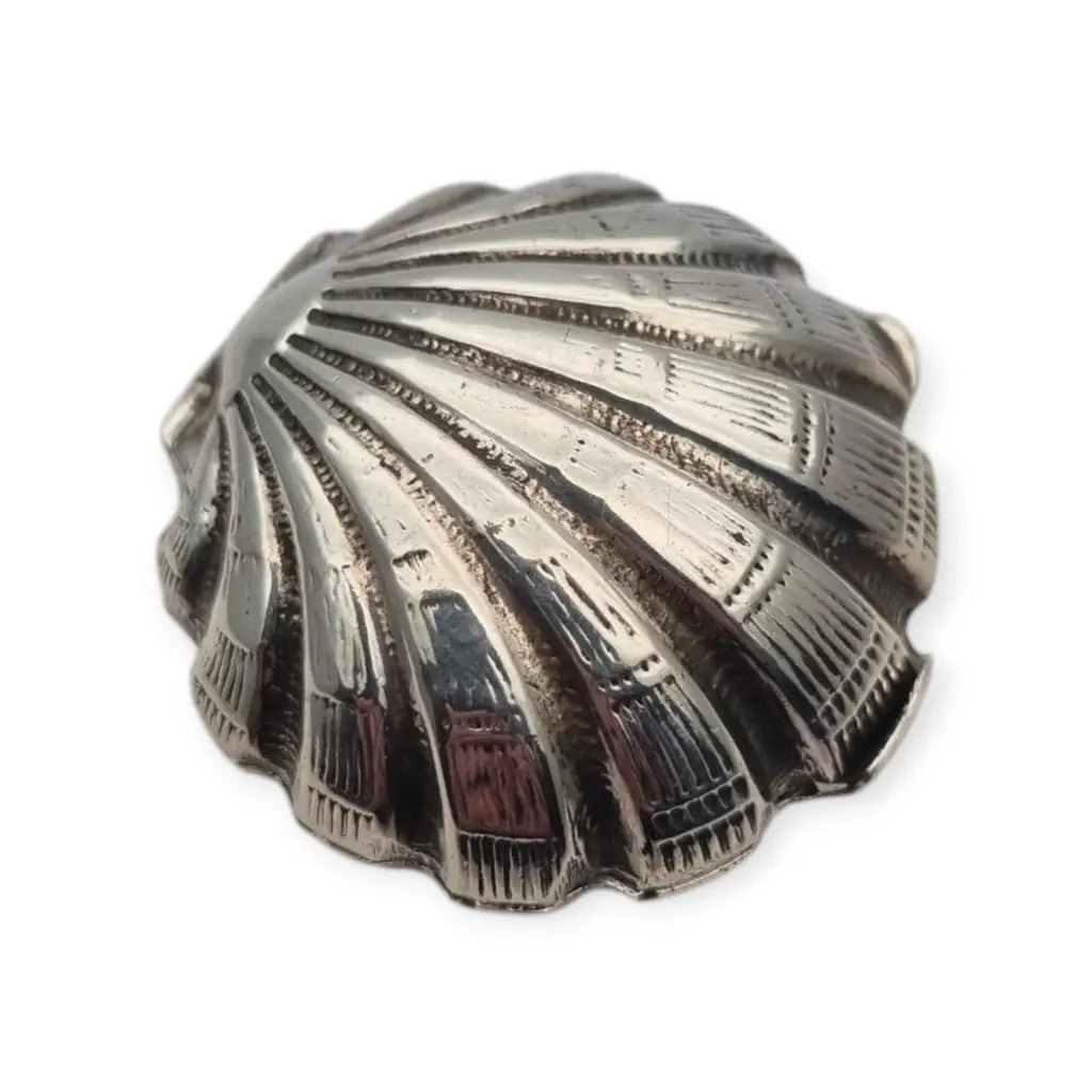 Caja vintage en forma de concha hecha plata 800 repujada con temática