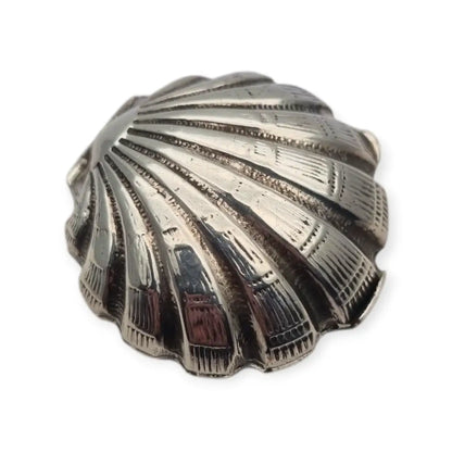 Caja vintage en forma de concha hecha plata 800 repujada con temática