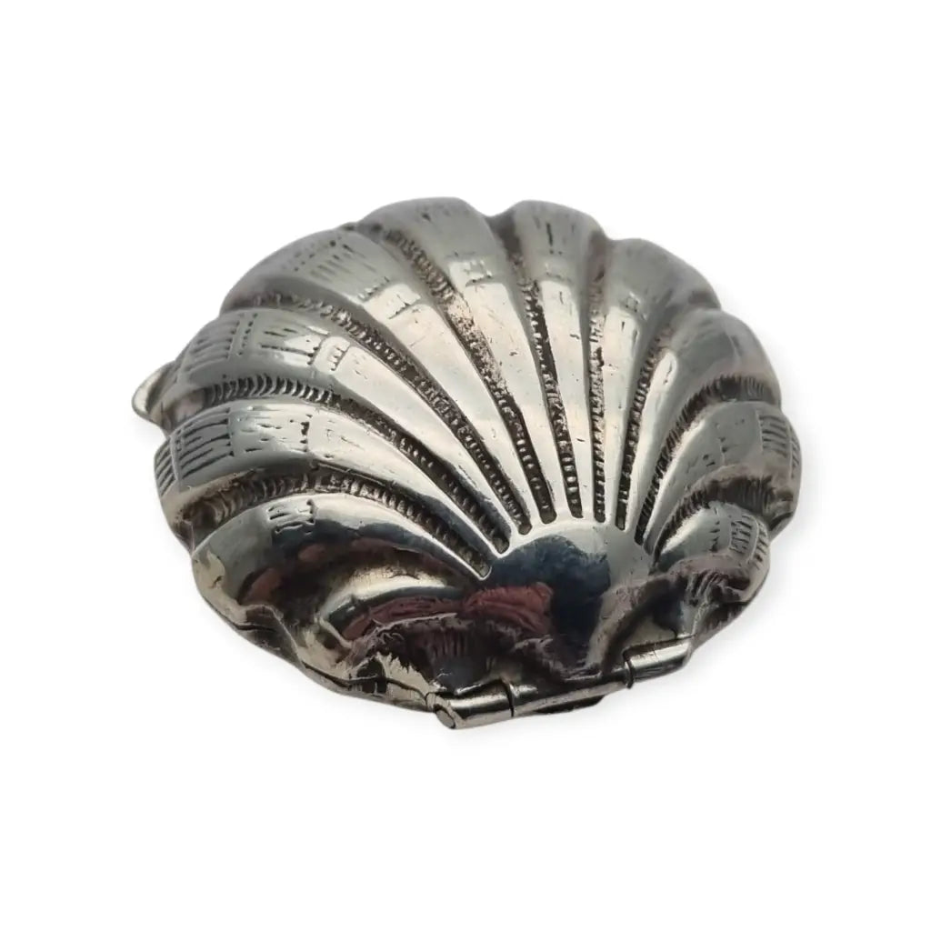 Caja vintage en forma de concha hecha plata 800 repujada con temática