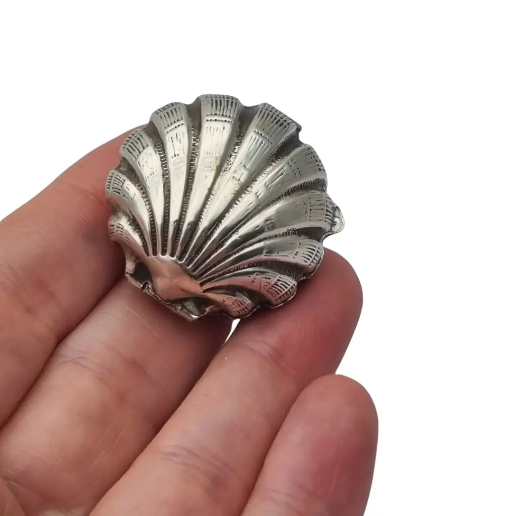 Caja vintage en forma de concha hecha plata 800 repujada con temática