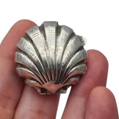 Caja vintage en forma de concha hecha plata 800 repujada con temática