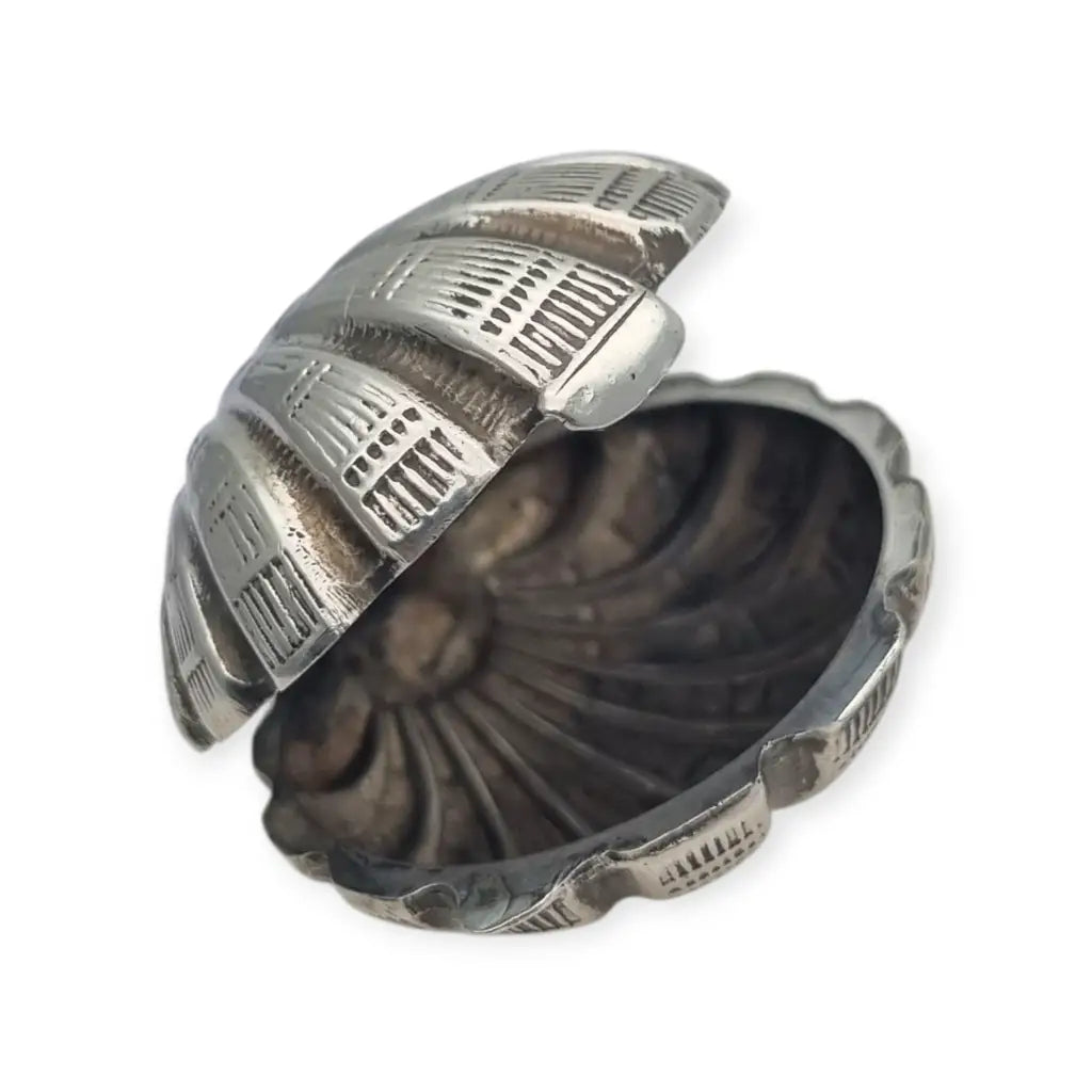 Caja vintage en forma de concha hecha plata 800 repujada con temática