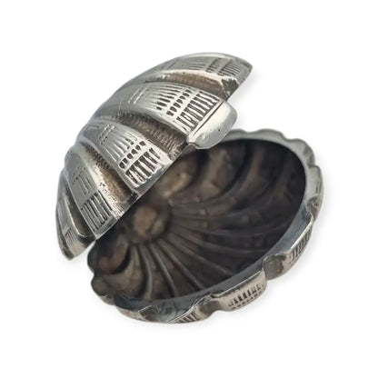 Caja vintage en forma de concha hecha plata 800 repujada con temática