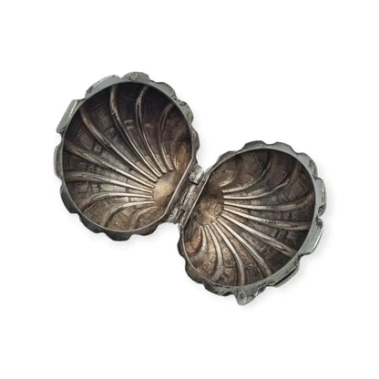 Caja vintage en forma de concha hecha plata 800 repujada con temática