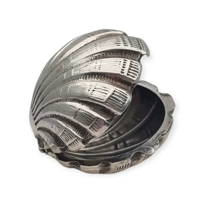 Caja vintage en forma de concha hecha plata 800 repujada con temática