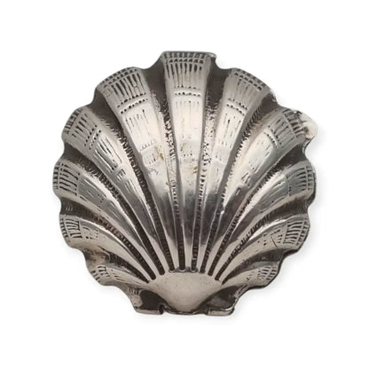 Caja vintage en forma de concha hecha plata 800 repujada con temática