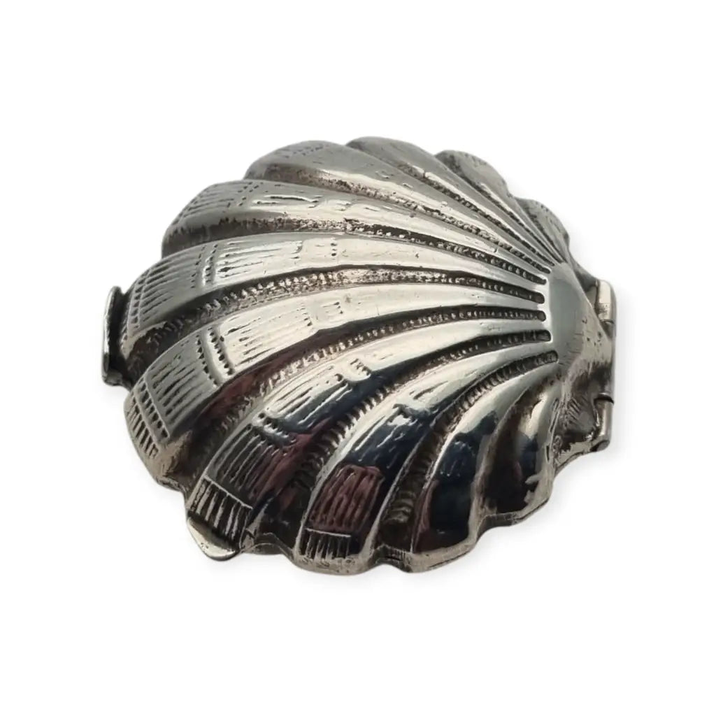 Caja vintage en forma de concha hecha plata 800 repujada con temática