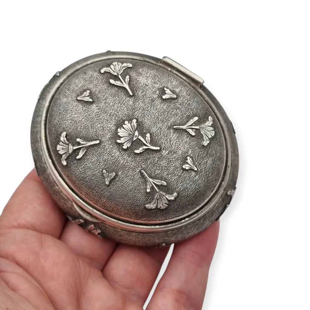 Caja vintage ovalada floral en relieve de plata italiana 800 firmada Mambretti