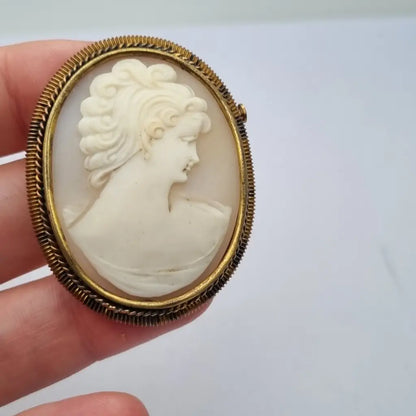 Camafeo antiguo en concha tallada con marco dorado broche ovalado circa 1950.