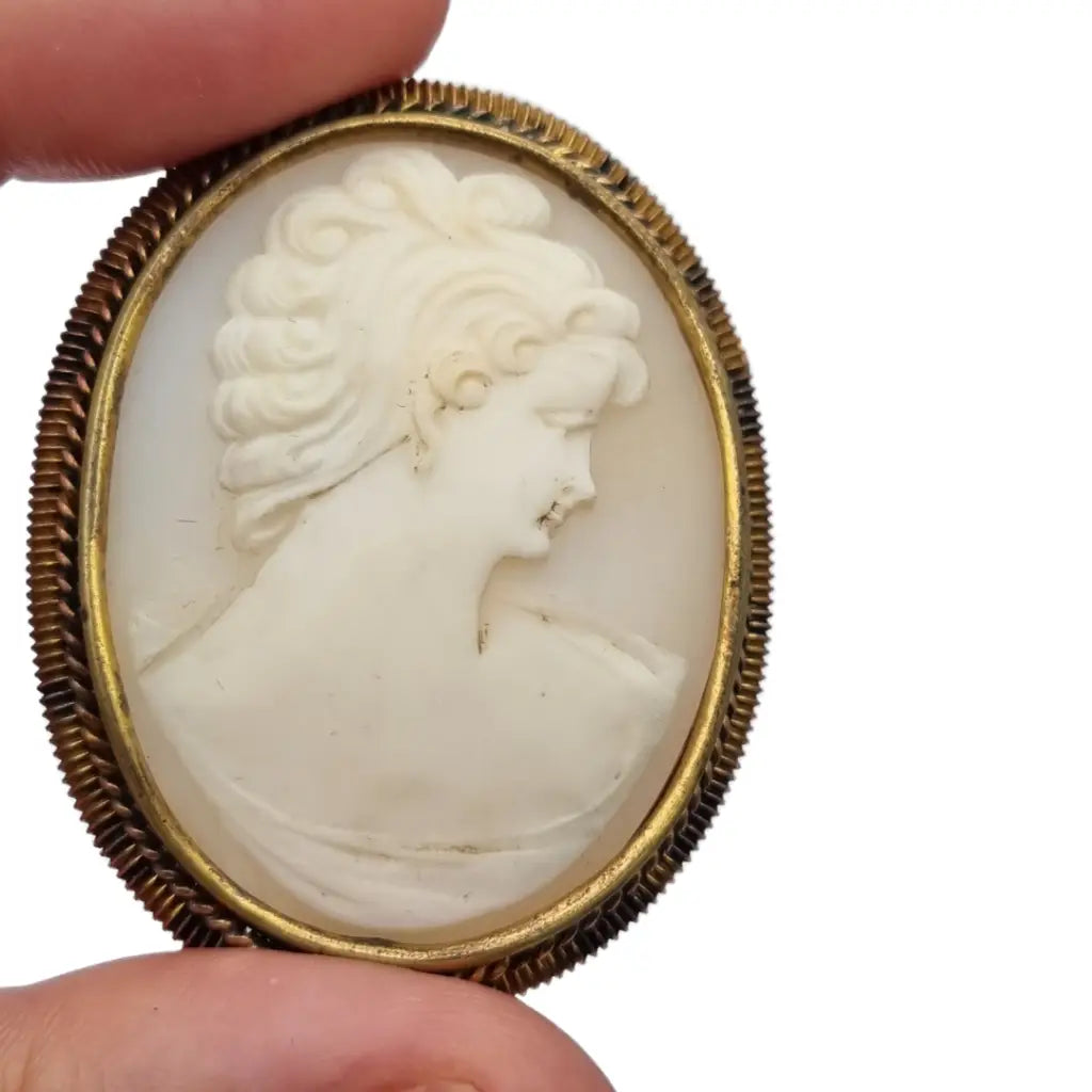 Camafeo antiguo en concha tallada con marco dorado broche ovalado circa 1950.