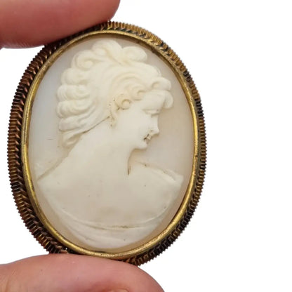 Camafeo antiguo en concha tallada con marco dorado broche ovalado circa 1950.