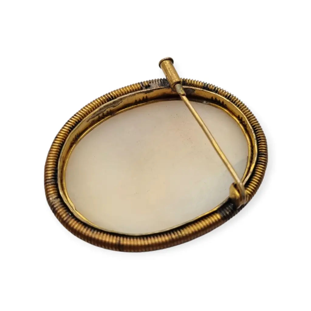 Camafeo antiguo en concha tallada con marco dorado broche ovalado circa 1950.