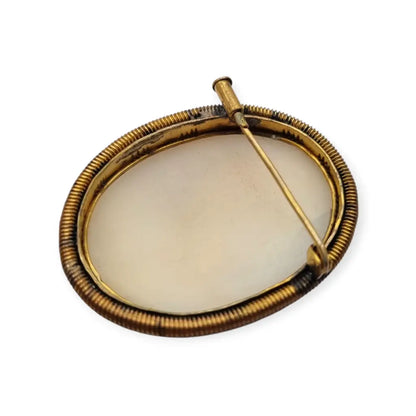 Camafeo antiguo en concha tallada con marco dorado broche ovalado circa 1950.